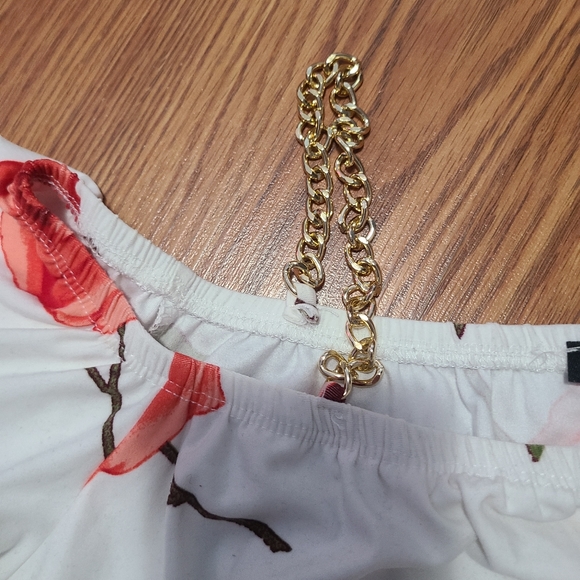 Beautiful Rose off Shoulder top Size 2X - Picture 3 of 5